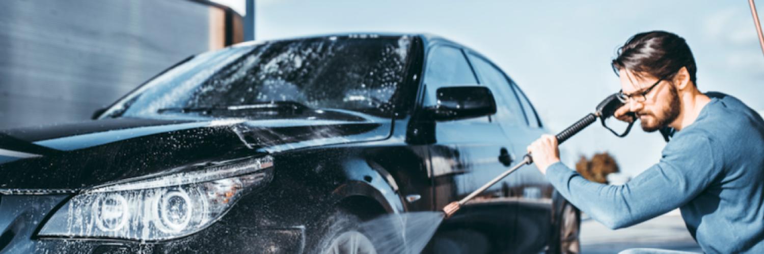 Visuel homme nettoyant sa voiture