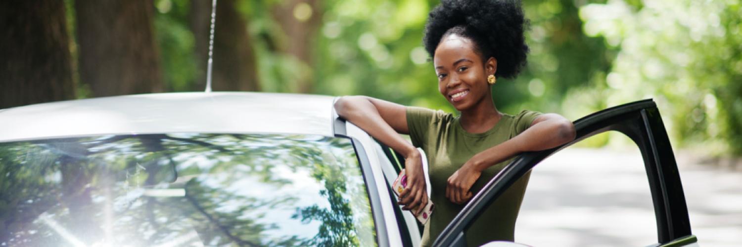 Visuel femme accoudée sur une voiture