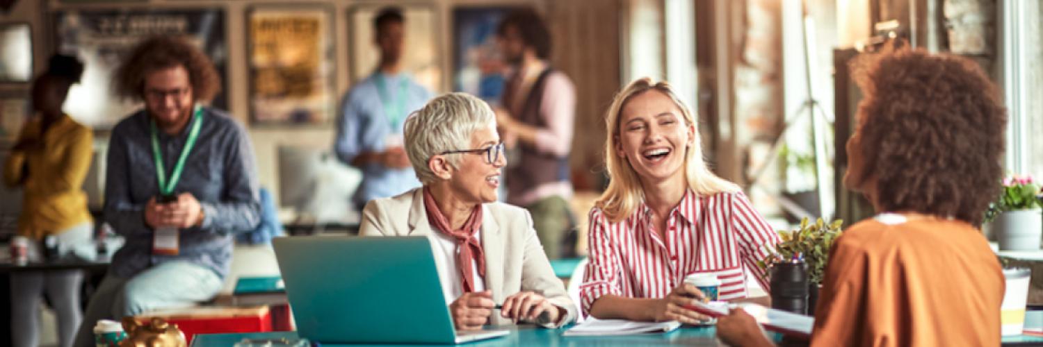 Visuel femmes autour d'une table