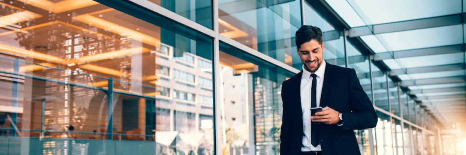 Visuel homme tenant un portable