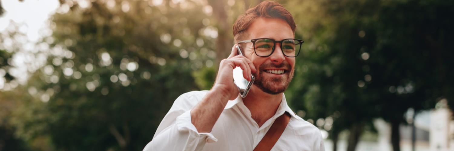 Visuel homme souriant au téléphone