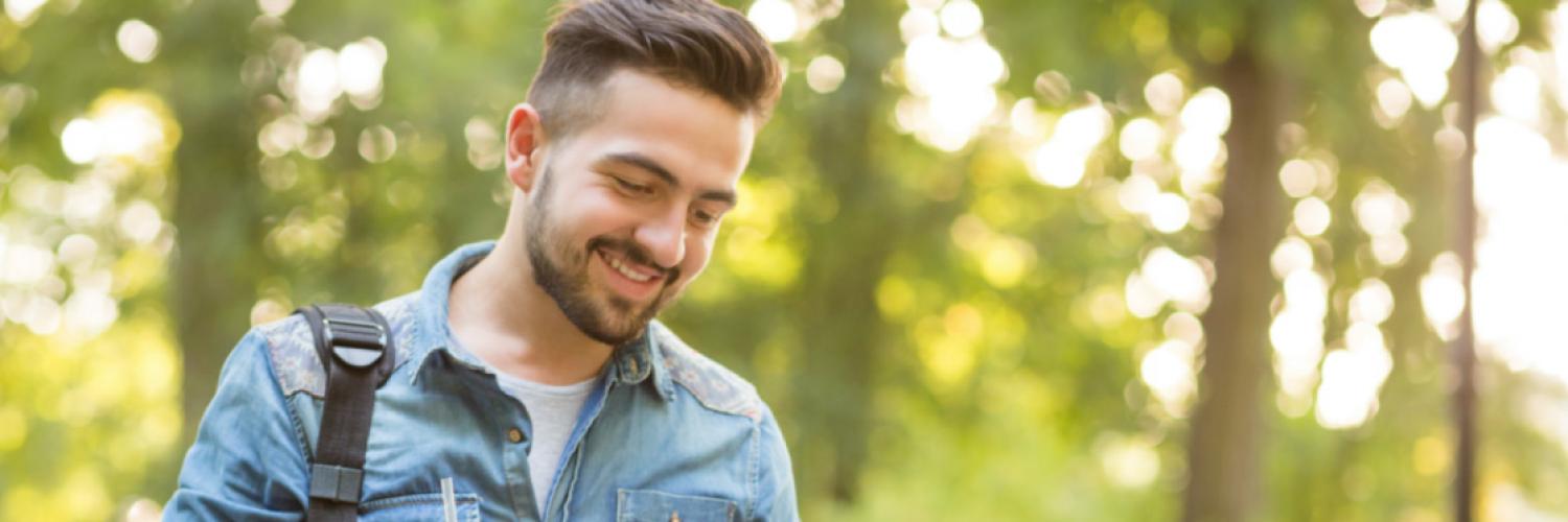 Visuel homme souriant dans la forêt