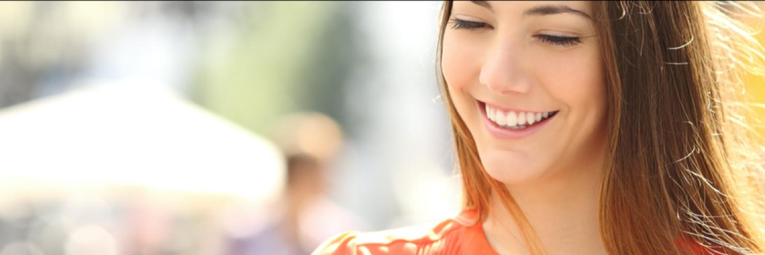 Visuel d'une femme souriante