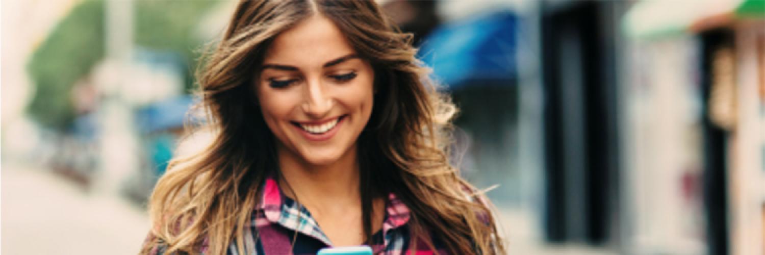 Femme souriante regardant son portable