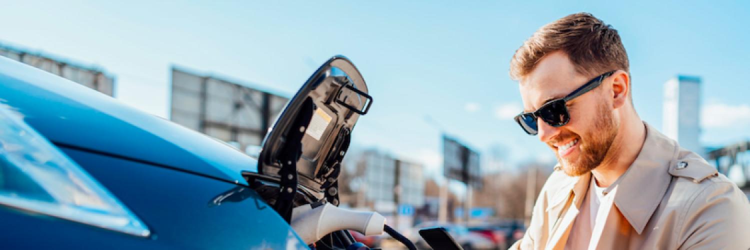 Visuel homme rechargeant sa voiture