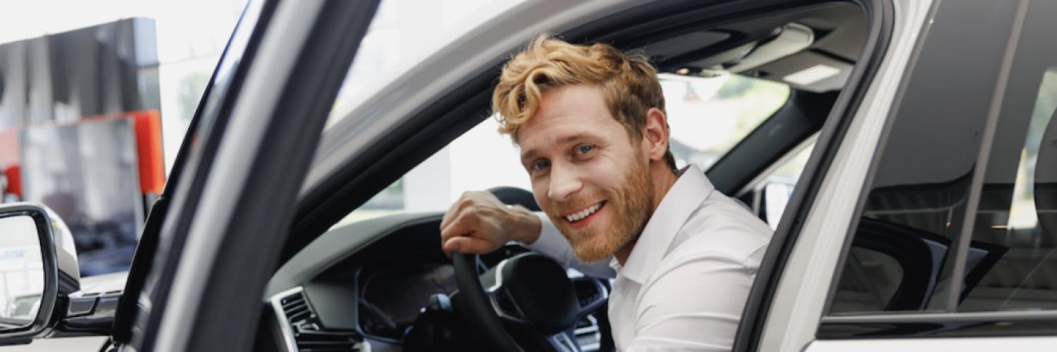 Visuel homme souriant - shutterstock_2089227466