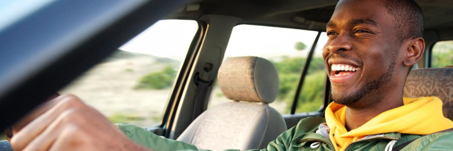homme souriant au volant homme souriant au volant