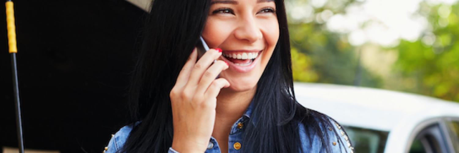 visuel femme souriante au téléphone visuel femme souriante au téléphone