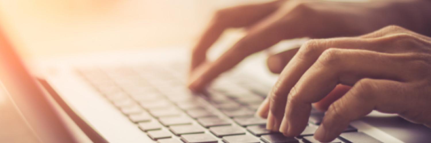 Visuel mains tapant au clavier