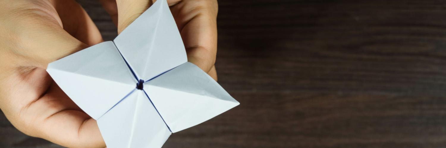 visuel mains pliant une feuille