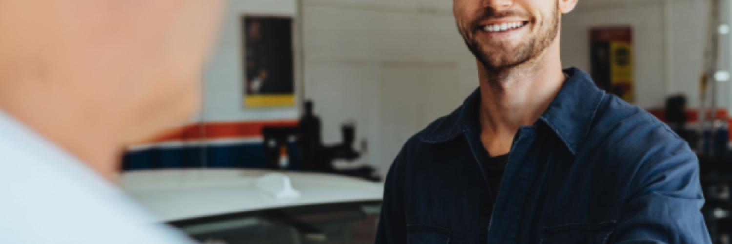 visuel sourire d'un garagiste visuel sourire d'un garagiste