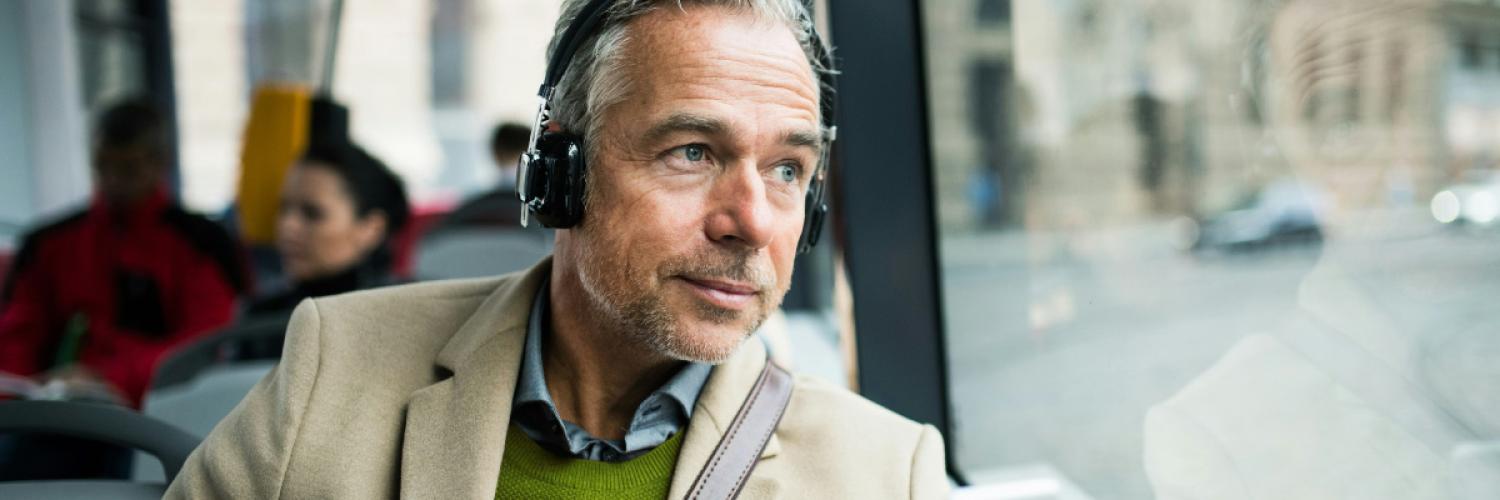 homme au téléphone dans un bus