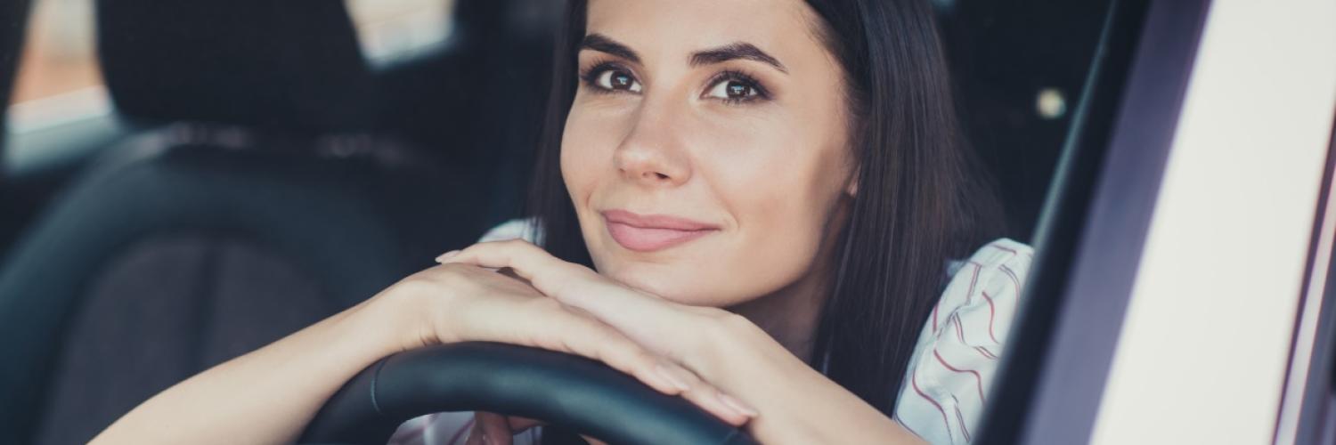 Visuel femme au volant