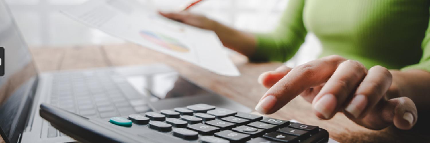 Visuel femme tapant sur un un clavier