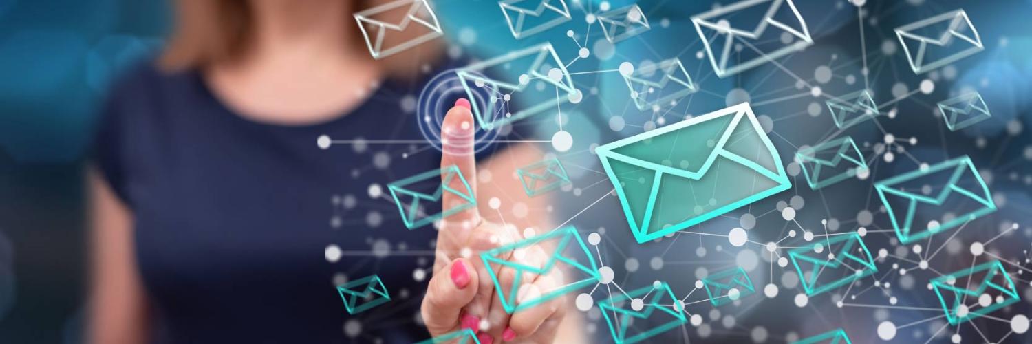 visuel femme qui touche un email digital