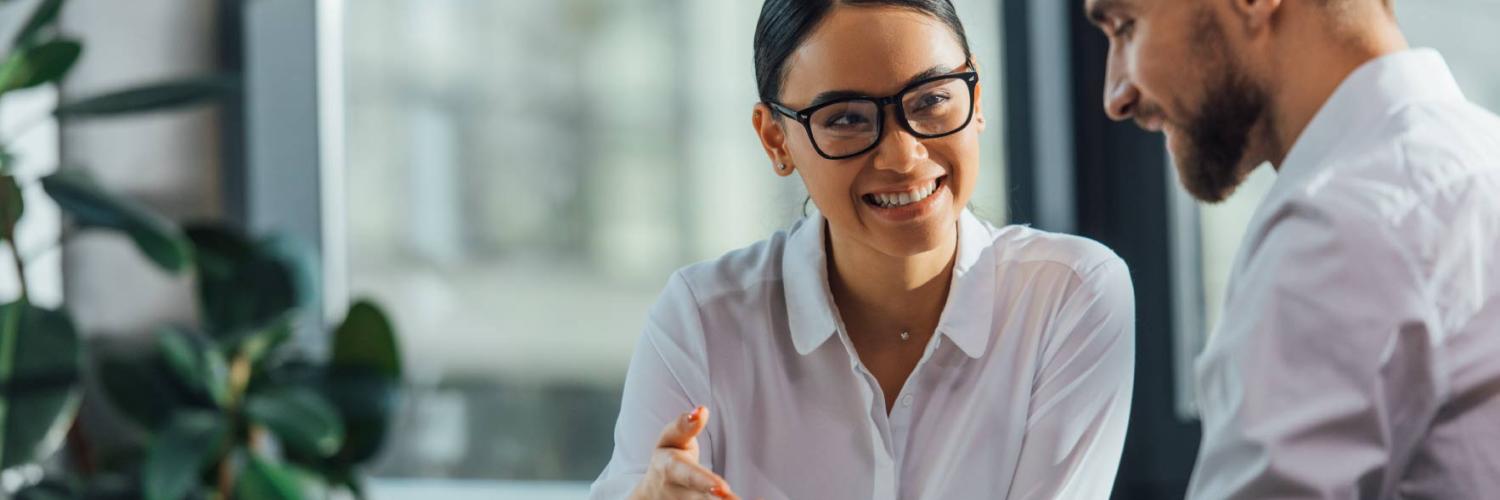 Visuel homme et femme au bureau 