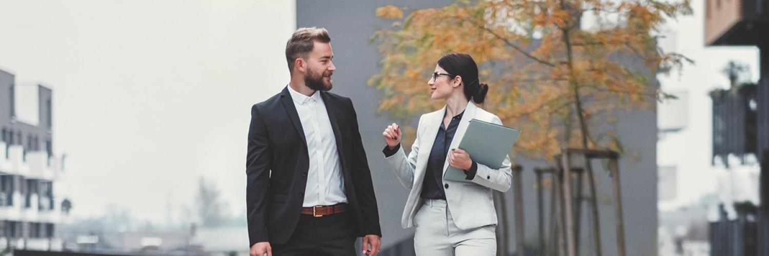 Un homme et une femme discutent en marchant dans la rue