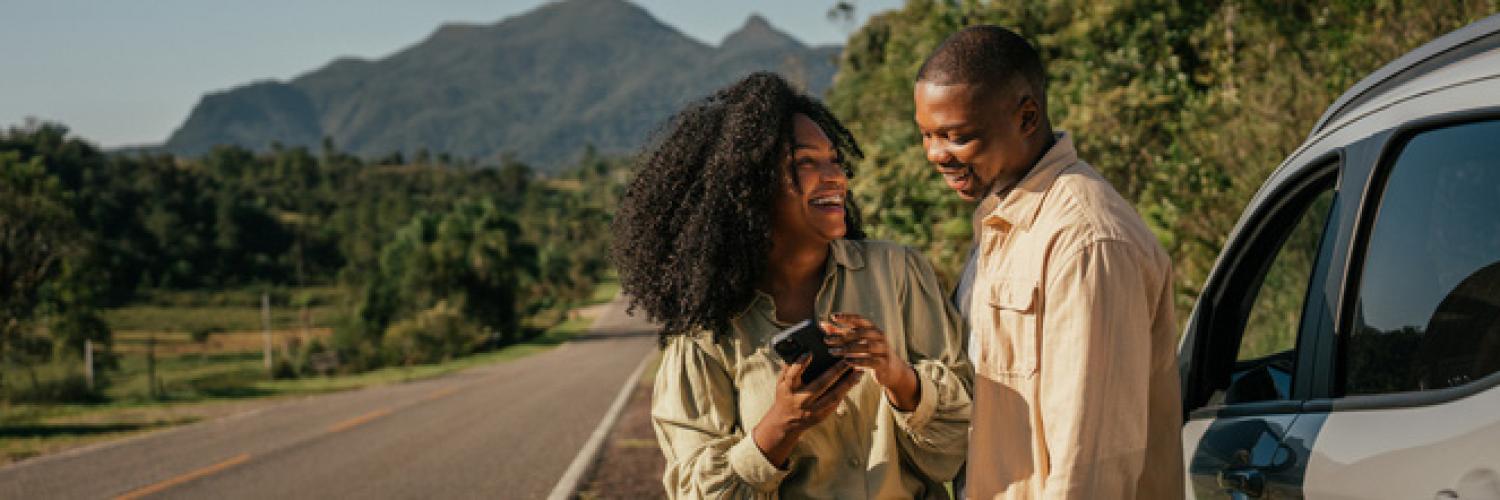 Un homme et une femme discutent près d'une route