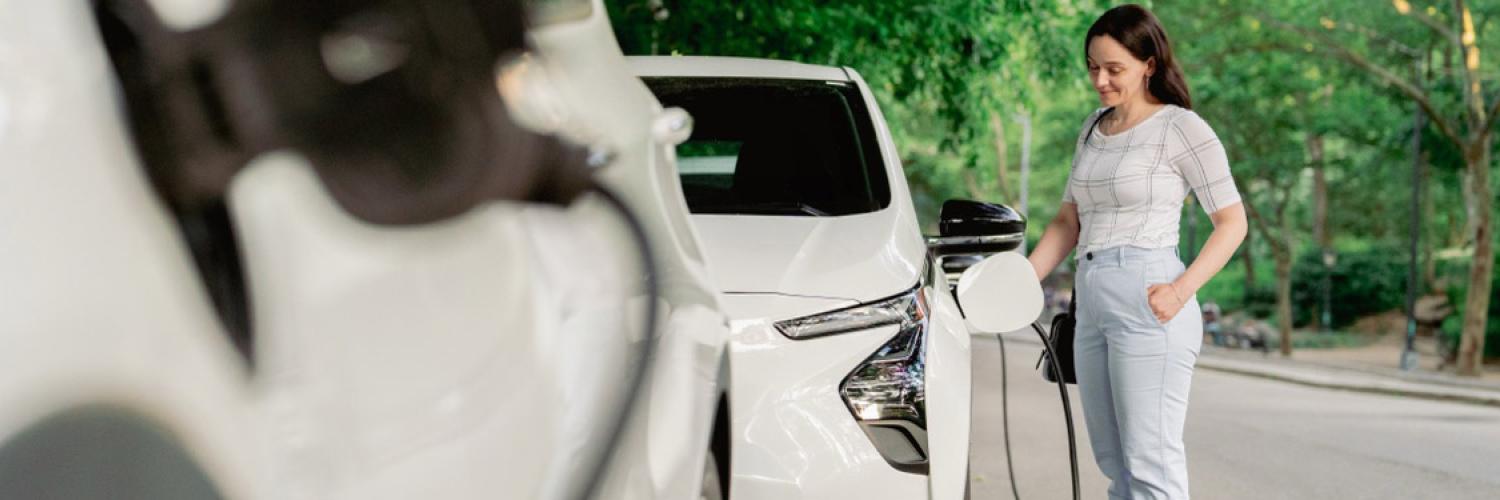 Une femme recharge sa voiture