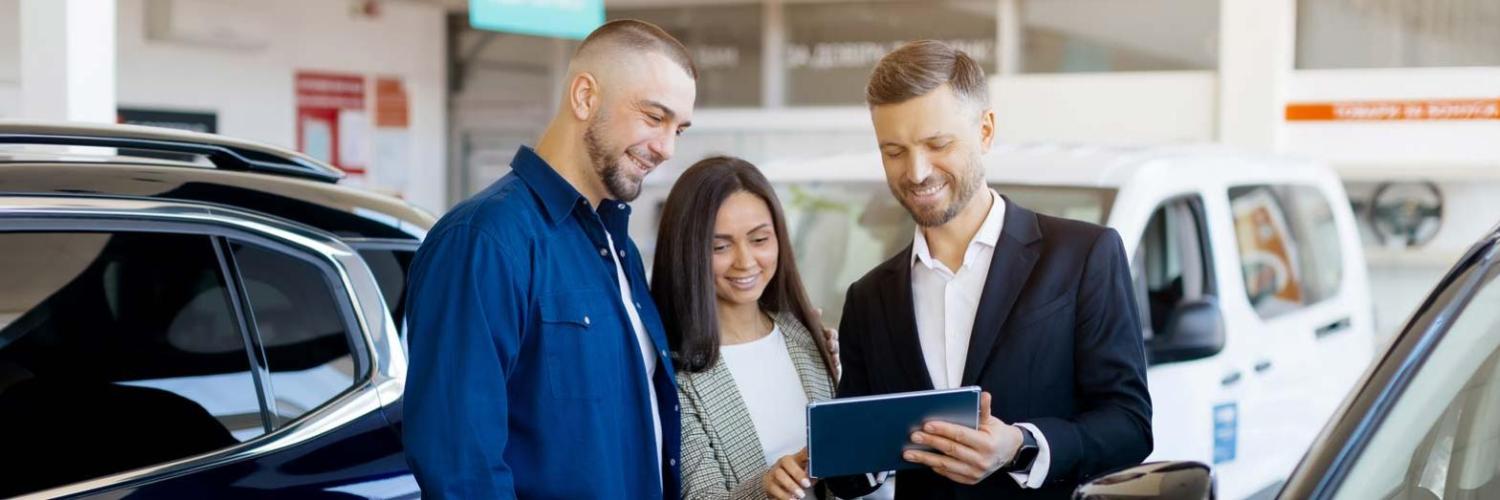 Trois personnes regardent une tablette