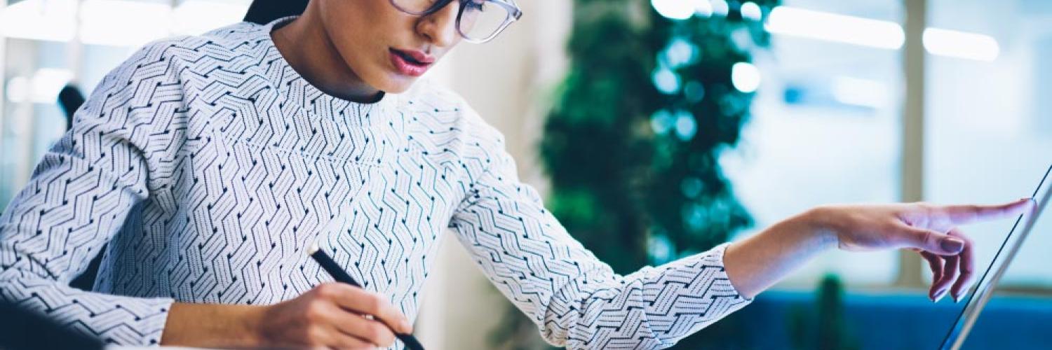 visuel d'une femme devant son ordinateur