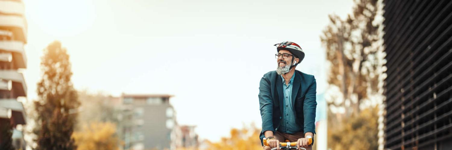 homme souriant à vélo barbe et casque - Vélo en entreprise_0.jpg