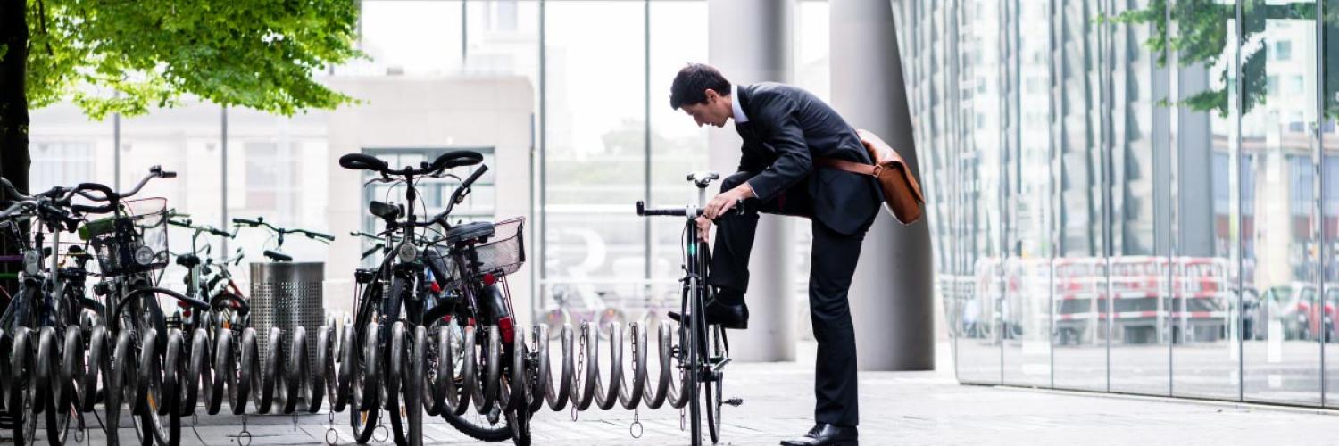 visuel vers l'image d'un homme garant son vélo