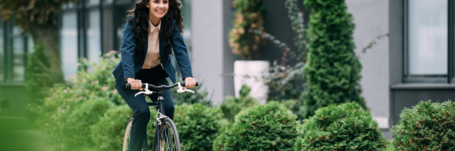 Visuel d'une femme à vélo