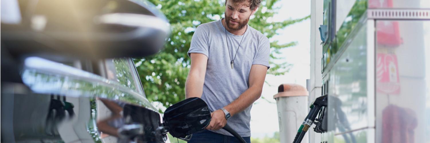 visuel d'un homme faisant le plein