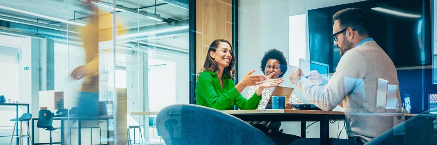 visuel de collaborateurs autour d'une table