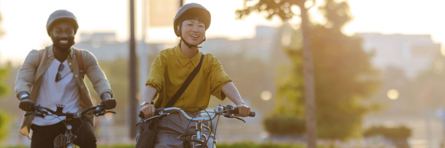 Deux personnes font du vélo