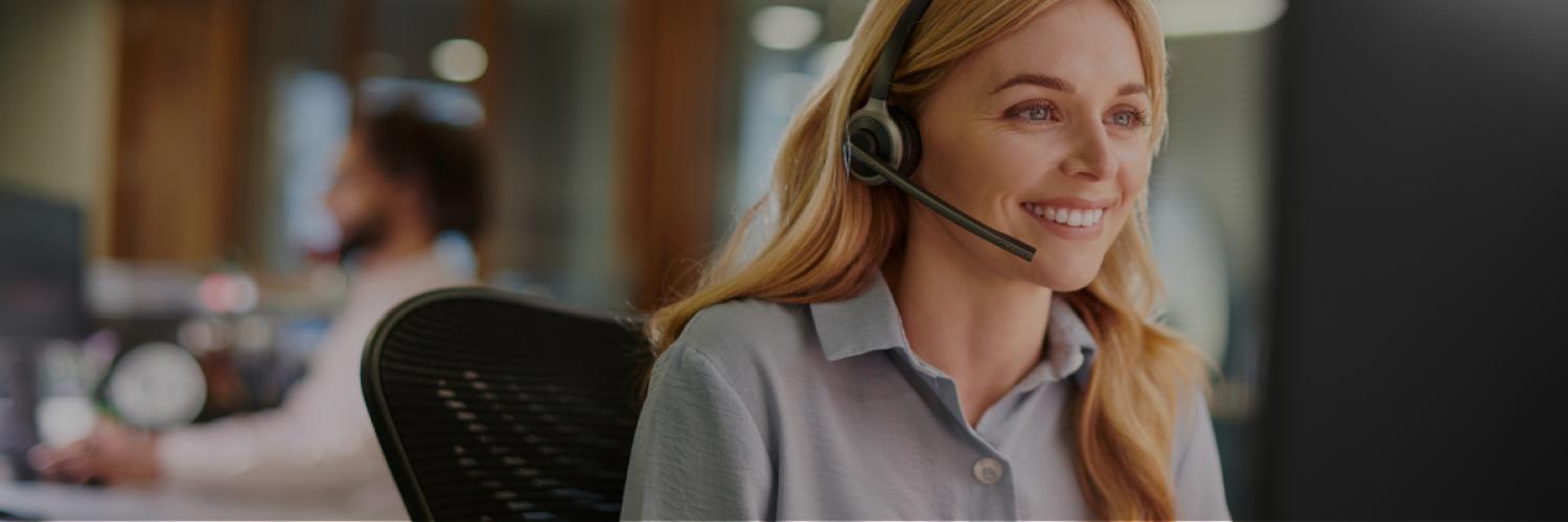 Conseillère du service client offrant une assistance disponible 24h/24 et 7j/7 pour accompagner les conducteurs