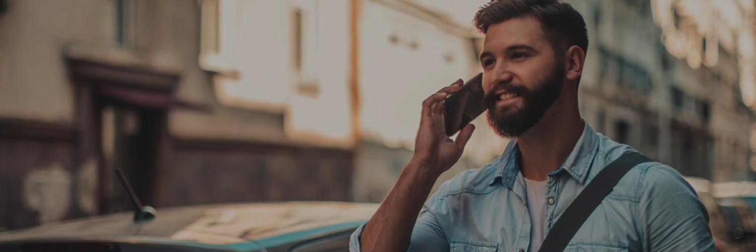 Conducteur échangeant avec le service d'assistance par téléphone afin de poursuivre son déplacement