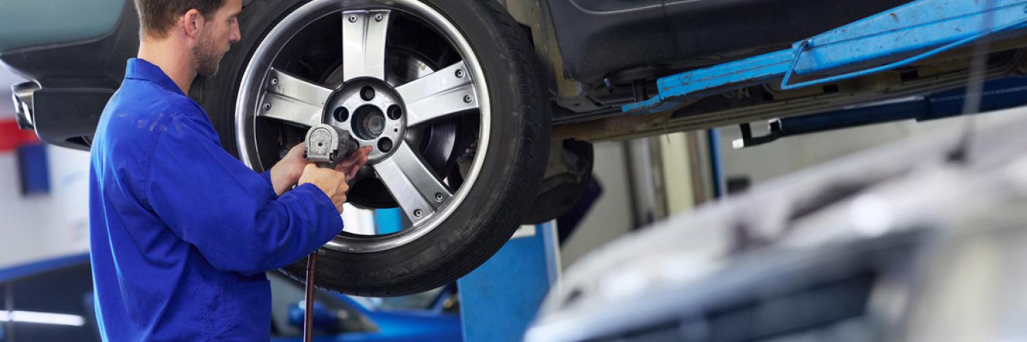 Un garagiste change une roue de voiture