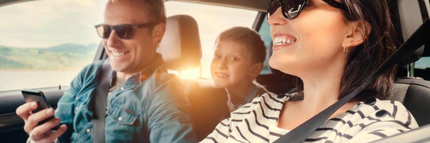 famille en voiture