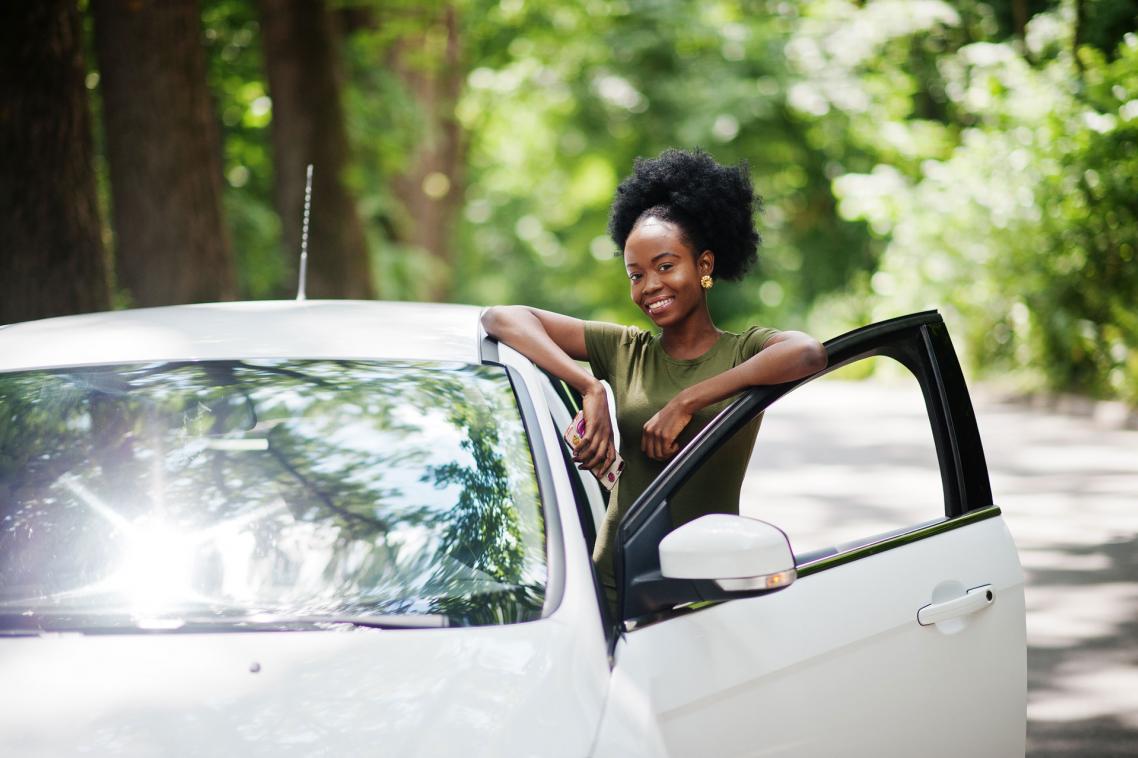 femme en voiture blanche