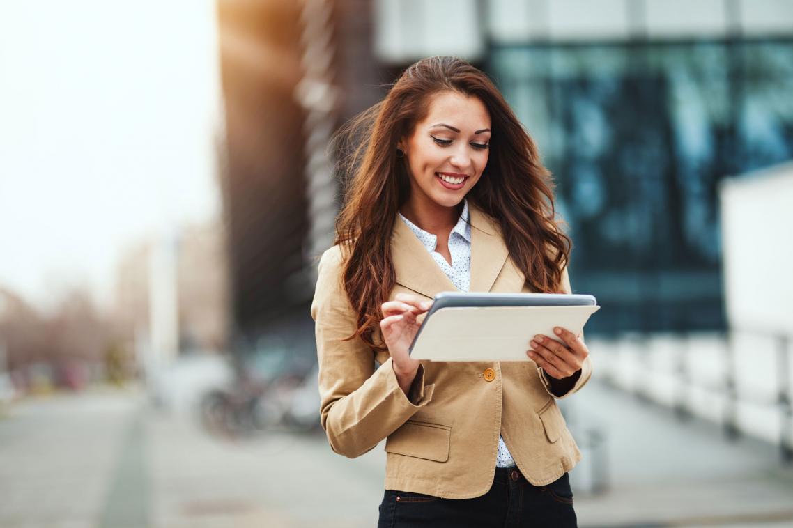 femme souriante tablette extérieur Des solutions pour les professionnes du VO