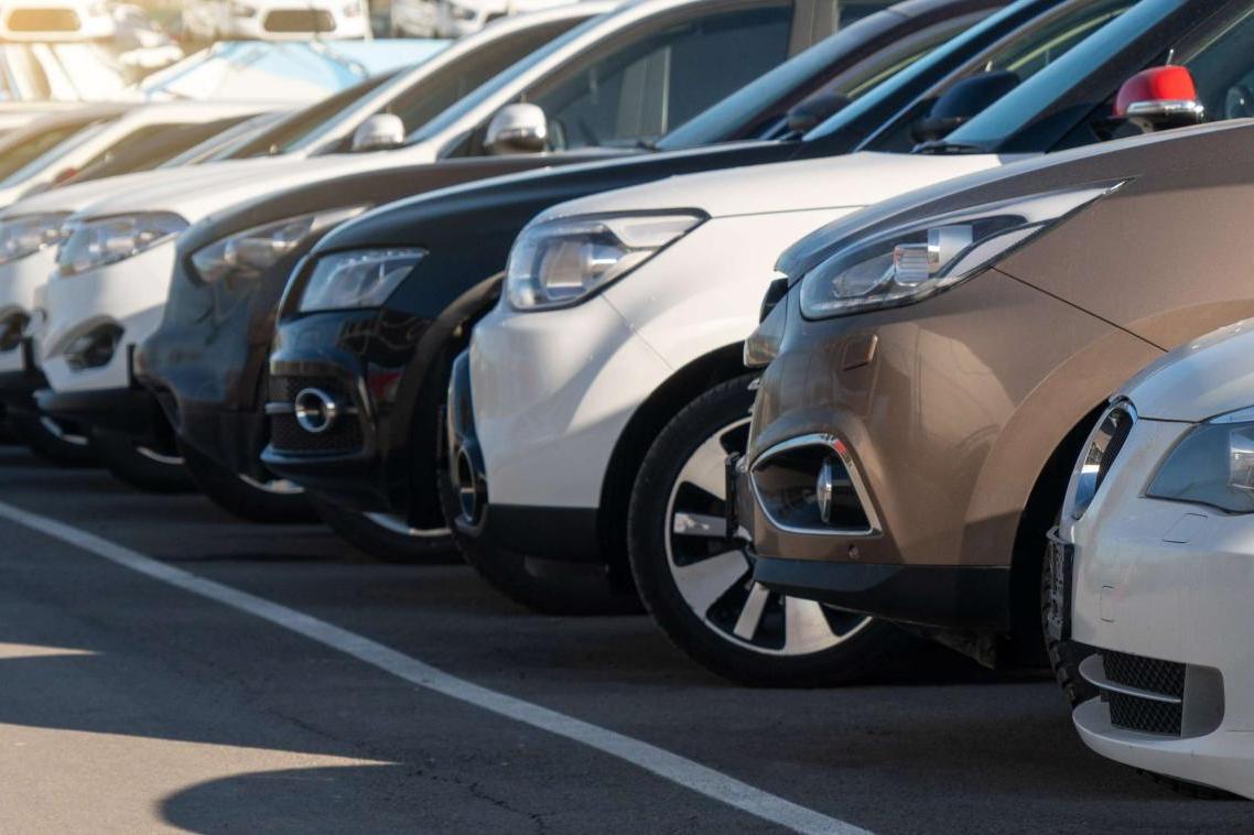voitures garées sur un parking