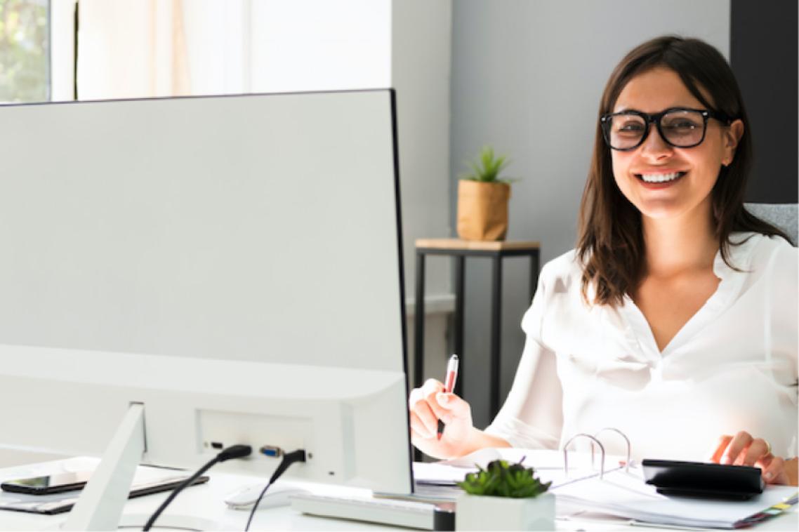 Visuel femme souriante devant un ordinateur
