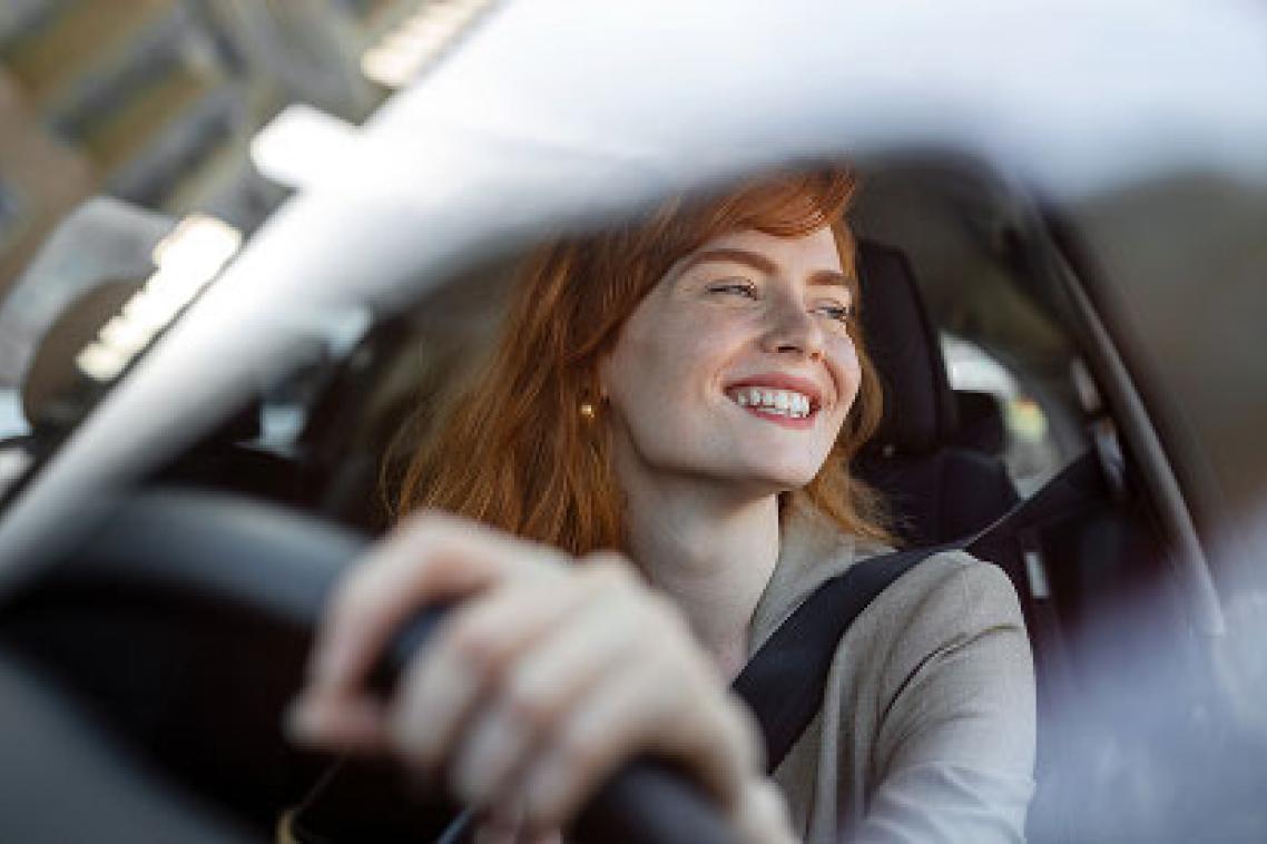 Femme au volant souriant
