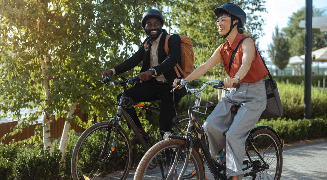 Un homme et une femme se promènent à vélo