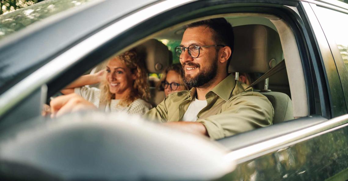 Une famille dans une voiture