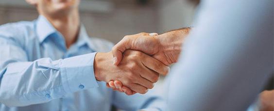 Deux personnes se serrent la main