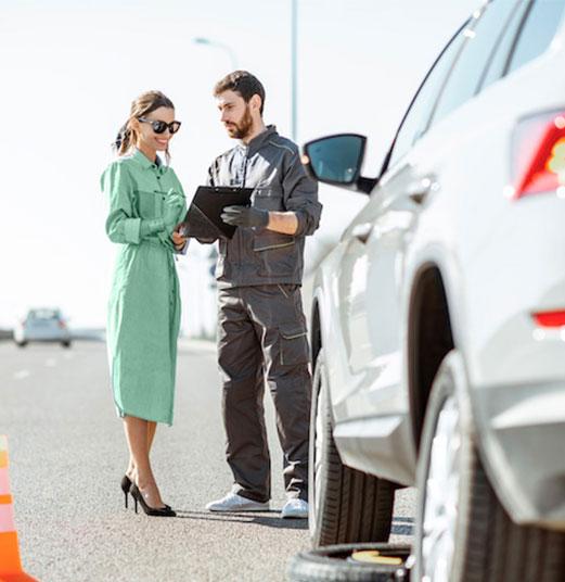Un dépanneur discute avec une femme