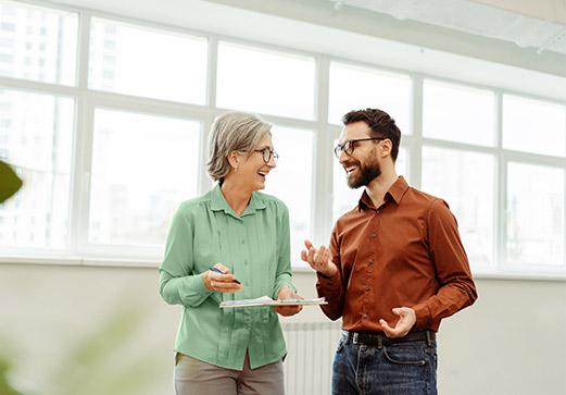 Un homme et une femme discutent