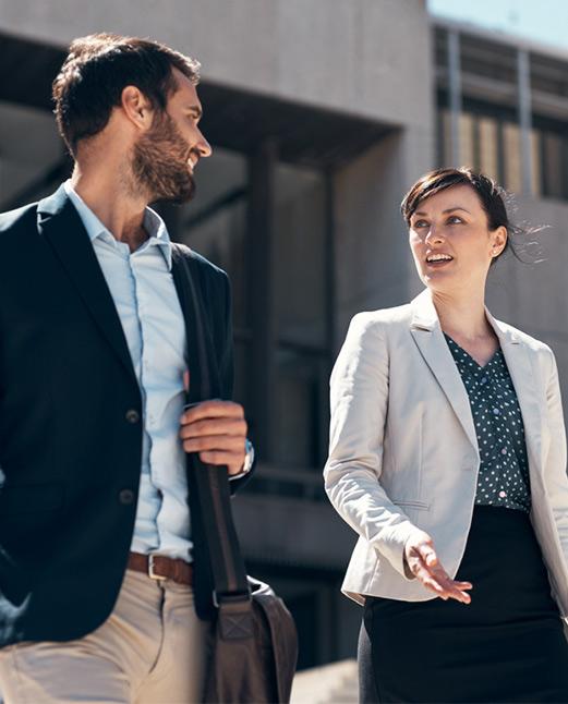 Un homme et une femme discutent en marchant