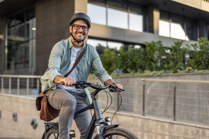 Un homme se promène à vélo