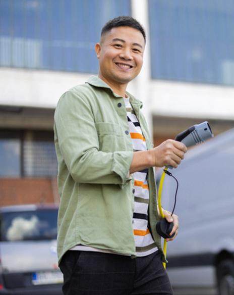 Un homme tient un câble de recharge