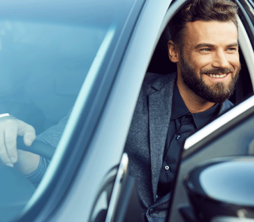 visuel d'un homme sortant de sa voiture