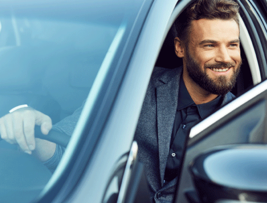 Visuel homme souriant au volant